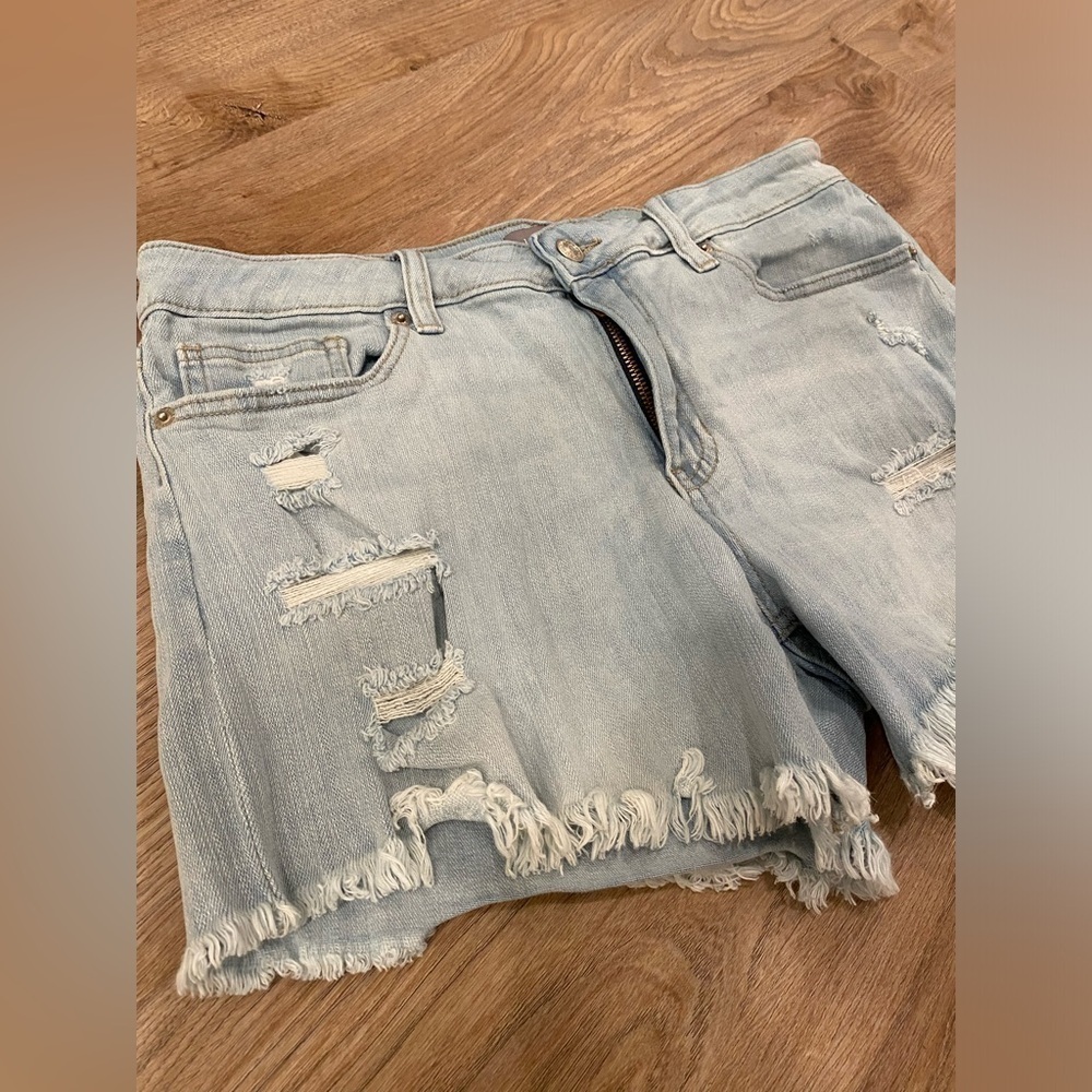Willa Mid rise distressed Fray Hem Denim Short in Light Blue wash - Picture 8 of 10